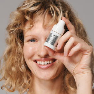 Liftingujące serum pod oczy i na powieki z 10% kompleksem peptydów i ceramidami, Odżywienie i Ujędrnienie